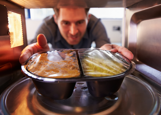 Ezeket az élelmiszereket ne tedd a mikrohullámú sütőbe!