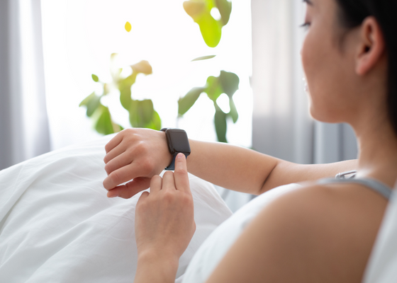 Tudomány az alvásban: hozzásegít a jobb alváshoz az okosórák és aktivitásmérők alvásfigyelő funkciója?